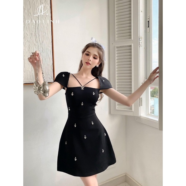 Đầm trắng đen cổ vuông chéo dây đính đá