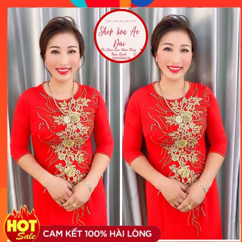 Áo dài đỏ tươi đính kết hoa ren vàng đồng cho các mẹ, thiết kế 2 tà cổ tròn, tay lỡ.