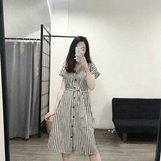 Váy kẻ sọc kèm đai