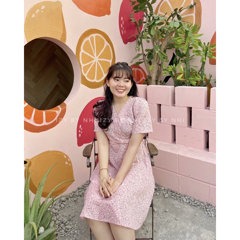 [Mã SKAMA06 giảm 8% tối đa 50K đơn 250K] ĐẦM VÁY HOA NHÍ HỒNG CỔ V - VÁY XUÂN - IZYBYNHI | BigBuy360 - bigbuy360.vn