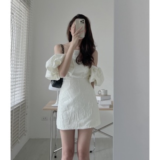 V681 Váy cúp trễ vai tay bồng