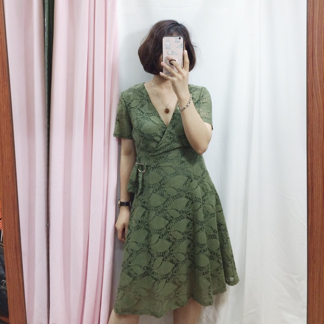 Đầm ren đắp chéo có khuy