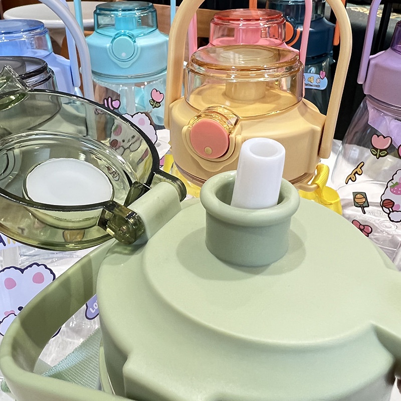 Bình đựng nước bụng bầu kèm ống hút và dây đeo tiện lợi 1300ml Kiss kèm sticker dán