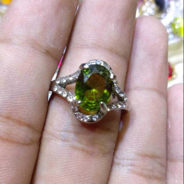 Nhẫn Đính Đá Màu Xanh Lá Cây Peridot Thiết Kế Độc Đáo Cho Nữ