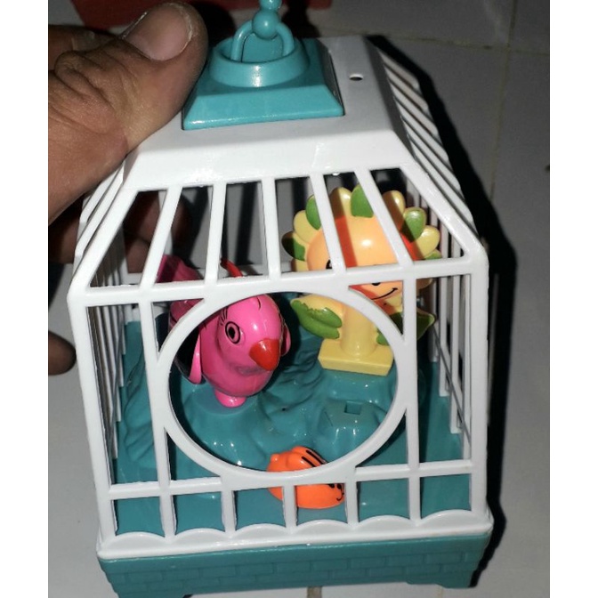 Một chiếc lồng chim Vuông mini bằng nhựa có nhạc và đèn rất đẹp Tặng kèm pin