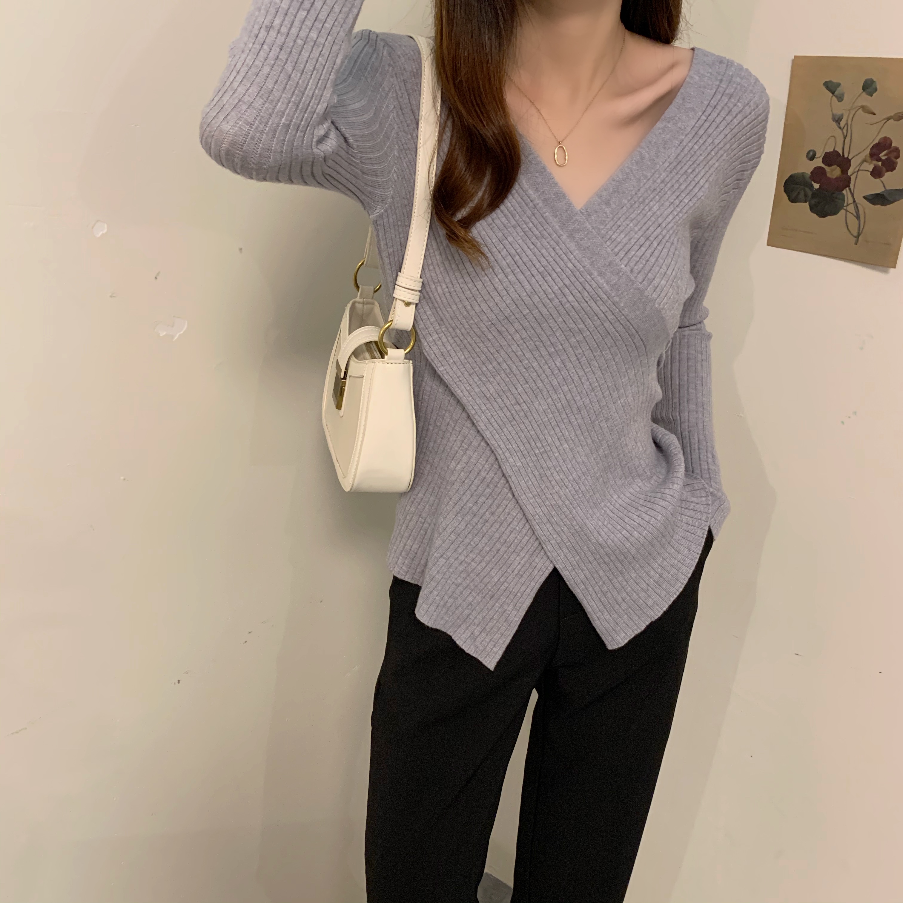 Áo sweater dệt kim cổ chữ V hở vai thời trang cho nữ 2186162 | BigBuy360 - bigbuy360.vn