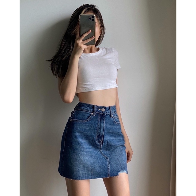 Chân váy jeans lai cắt rách nhẹ