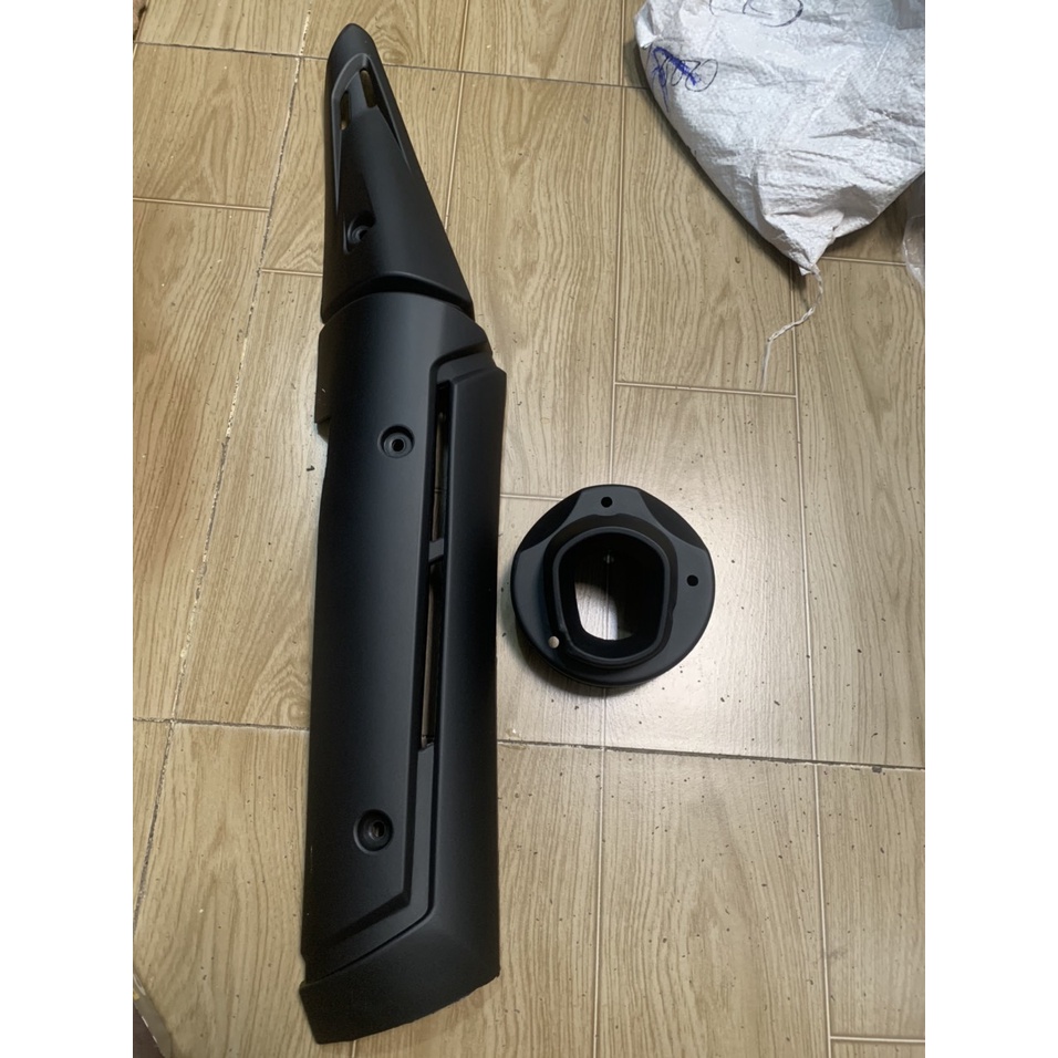 Ốp pô và chụp đích pô xe exciter 150 kiểu mới màu đen nhám không tem nhựa ABS