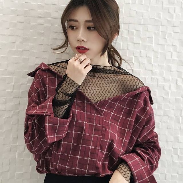 Sơmi trễ vai kèm áo lưới.