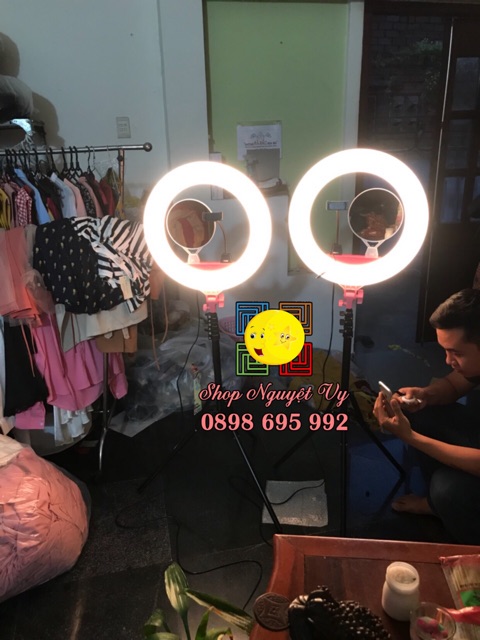 Đèn make up cây livestream có đèn đường kính 46cm có gương soi và khe sạc điện thoại và live 1 lúc 3 điện thoại