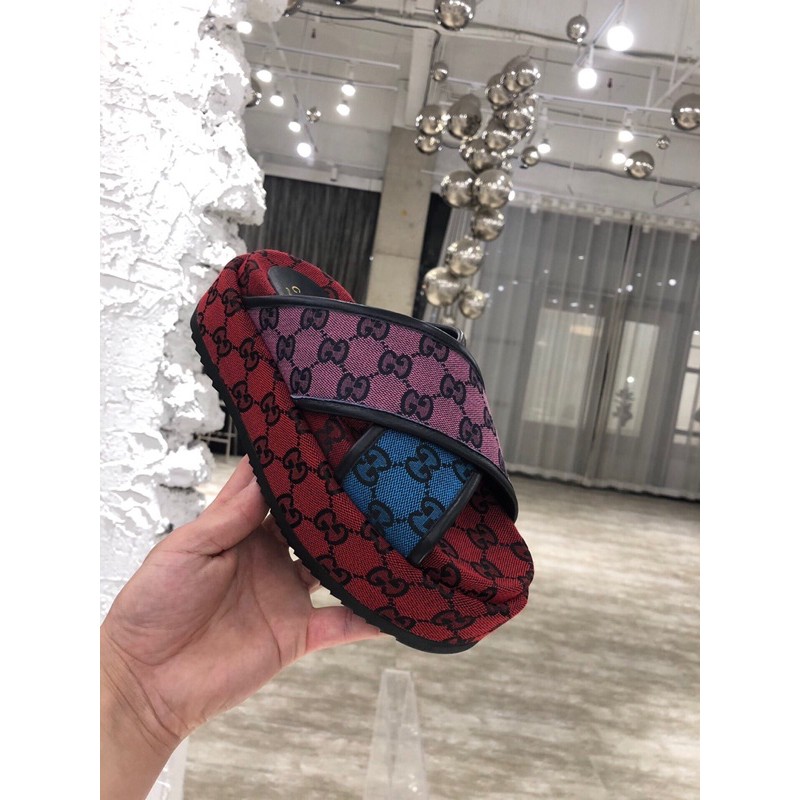 Dép da thật GUCCI GG GC độ dày đáy 5.5cm cực ấn tượng và mang phong cách cá tính riêng biệt quai chéo.