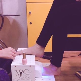 Kệ để chân khi sơn móng