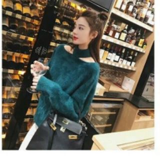 Áo len lông cổ cao trễ vai