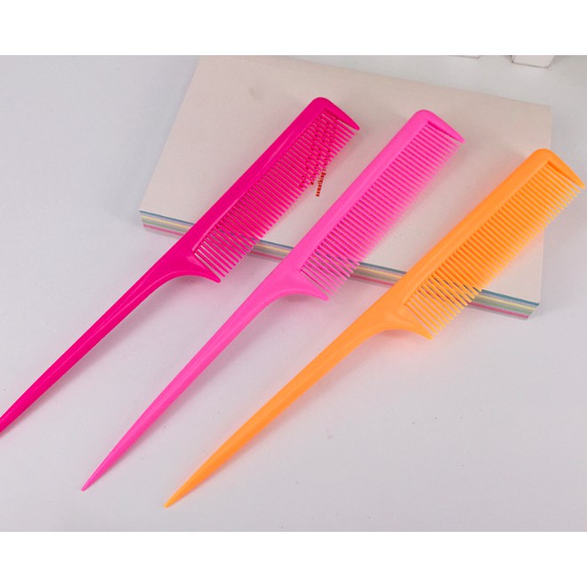 combo 10 cây lược nhọn. đủ màu ngẫu nhiên nha. nam nữ đều xài được lun. giá 35k 10 cây. lược bằng nhựa nhe các bạn.