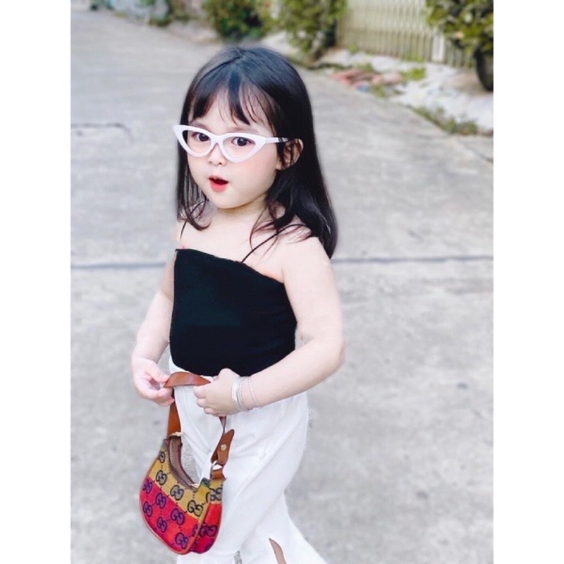 áo hai dây đen và quần loe xẻ giữa trắng