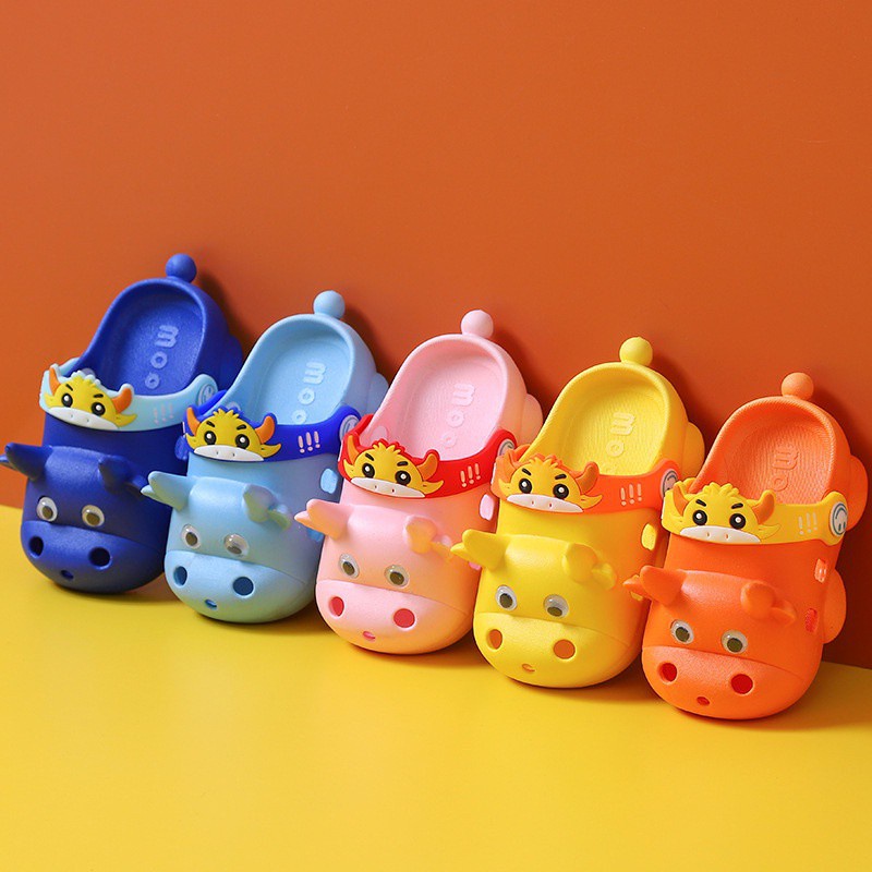 Sandals đục lỗ chống trượt họa tiết bò sữa xinh xắn dễ thương cho bé AYUER