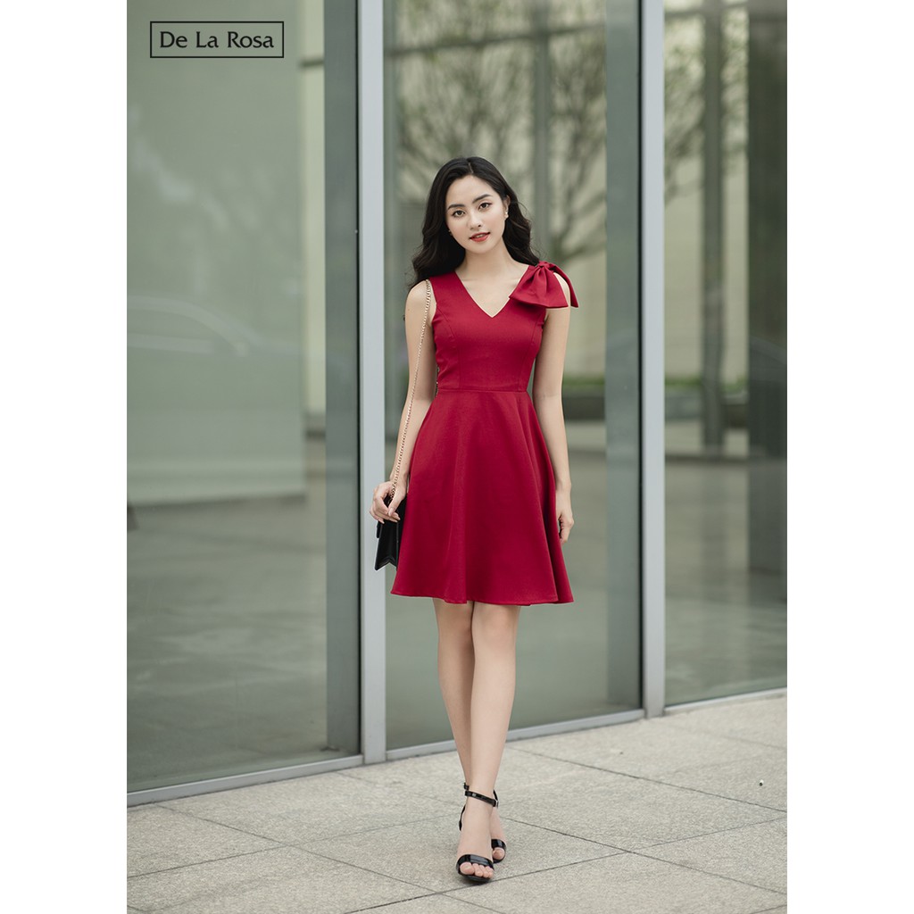 Đầm váy thiết kế dáng suông màu đỏ đô cổ tim - De La Rosa