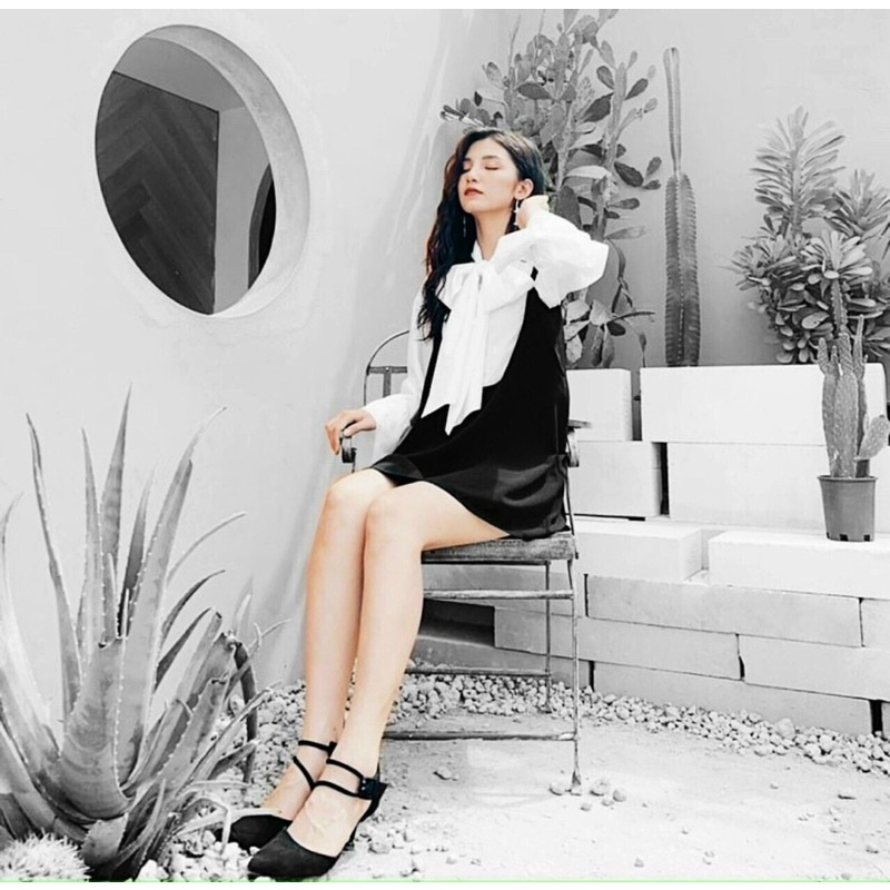 Set yếm phối áo sơmi trắng nơ