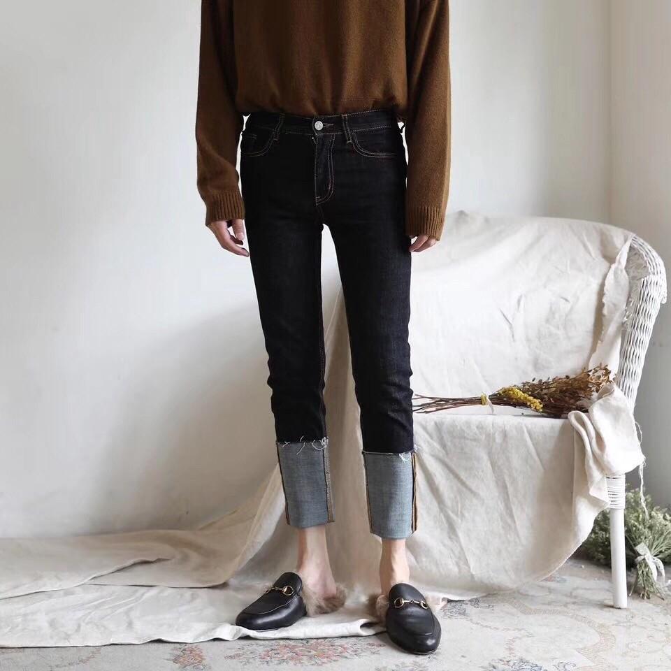 Quần jeans DC rách gấu chỉ vàng