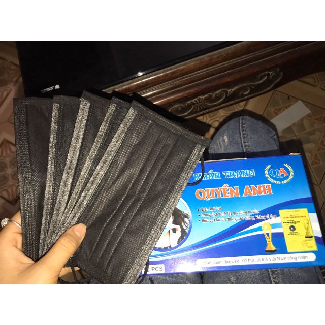 Hộp 50 chiếc khẩu trang y tế kháng khuẩn màu đen