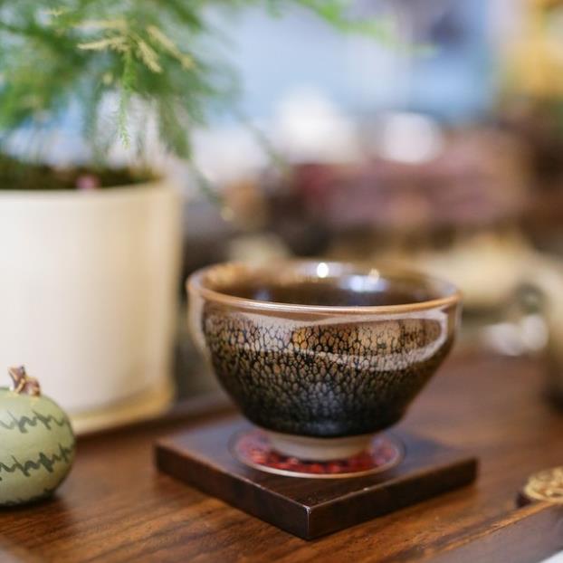 Chén thiên mục họa tiết lông chim trĩ công nghệ nung điện dành cho trà chủ.