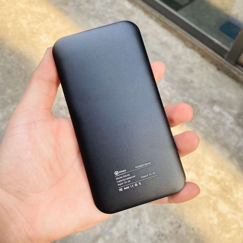 Pin sach dự phòng Titan 10.000mAh vỏ kim loại Hỗ trợ sạc 2A 2 cổng ra output