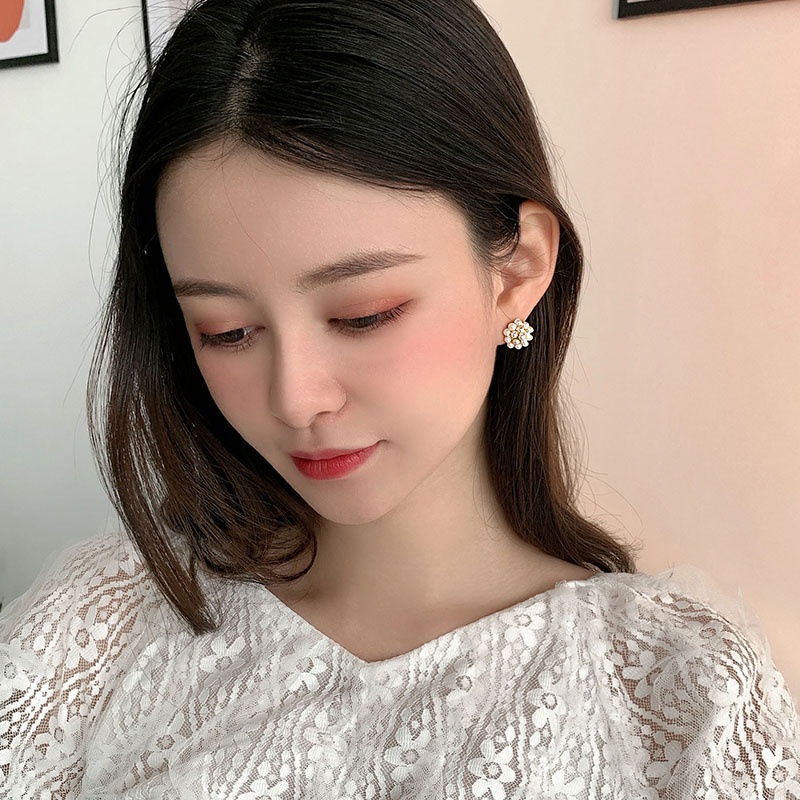 Bông tai đính ngọc trai phong cách đơn giản