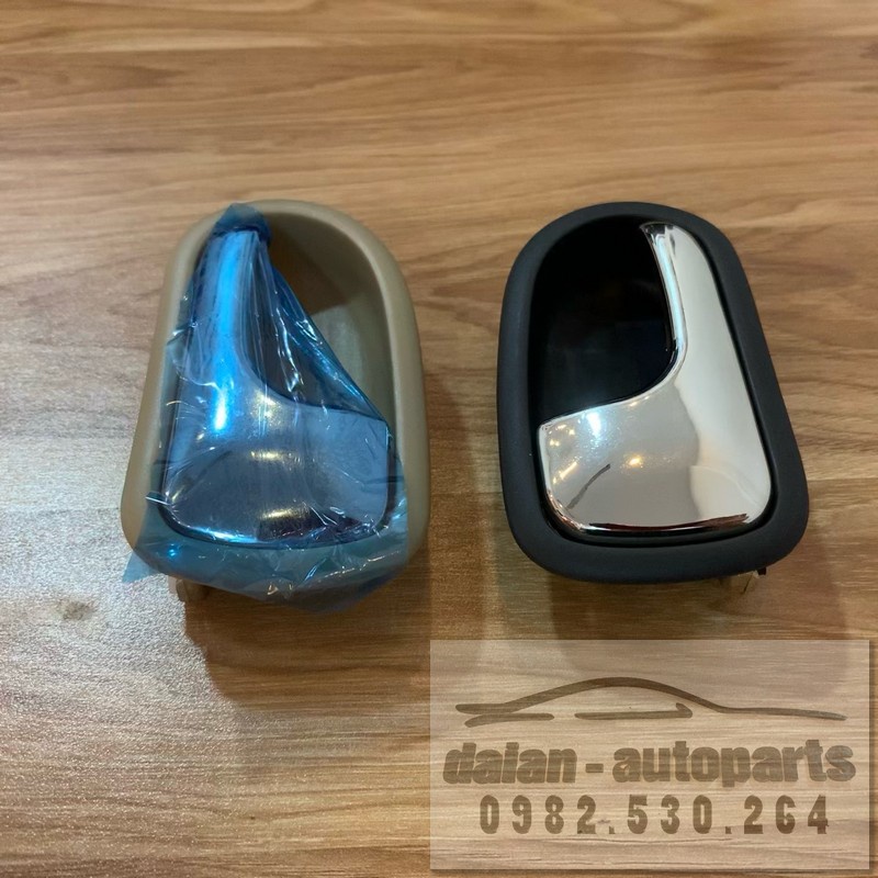 Tay mở cửa bên trong Ford Laser vành vàng , vành đen - S54N59330B66