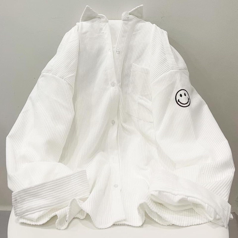 Sơ mi nhung gân Mặt cười màu trắng unisex (có thể khoác ngoài)