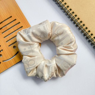 Cột tóc scrunchies hoạ tiết chữ D bóng