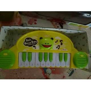 Đàn piano phát nhạc
