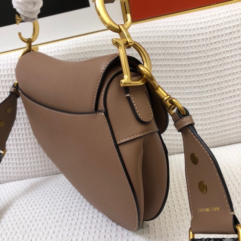 Túi Dior dáng chéo cổ điển da trơn dây đeo vai có logo thương hiệu có quai xách tay.