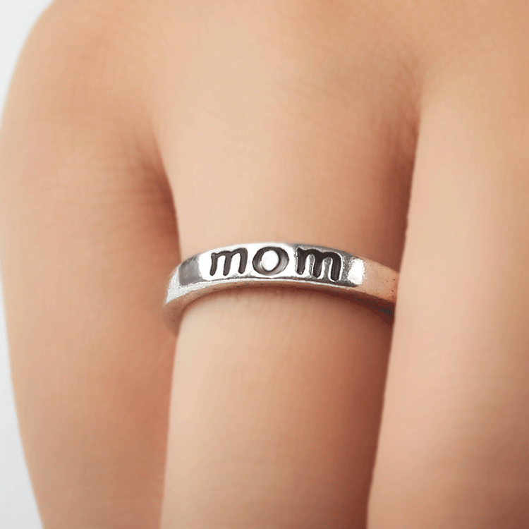 Nhẫn Khắc Chữ Mom Thiết Kế Tinh Tế Thời Trang