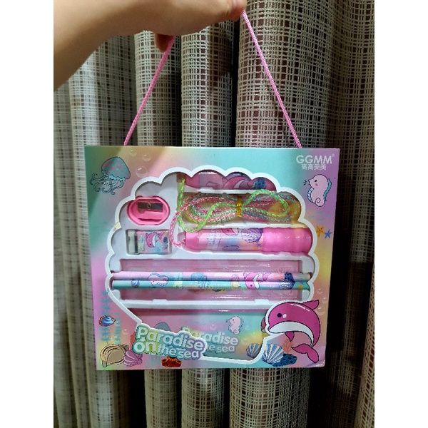 HỘP DỤNG CỤ HỌC TẬP CHO BÉ CÓ HỘP VIẾT VÀ DÂY NHẢY MÃ GGMM-238