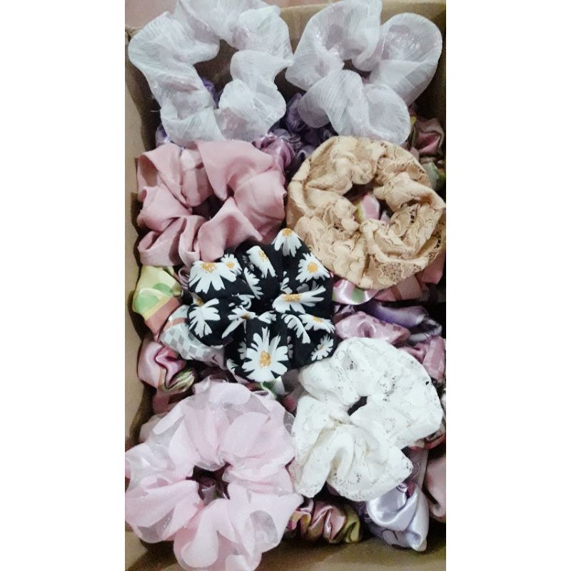 Scrunchies hoa cúc và nhiều họa tiết khác