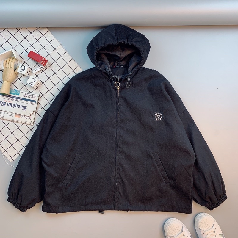 AKDL08_Áo Khoác Da Nữ Có Nón Phom Rộng Tay Phồng_Chất Da Lộn Hình Thêu Trước Và Chữ Sau_Vải Nhập Mịn Mát Không Xù Lông