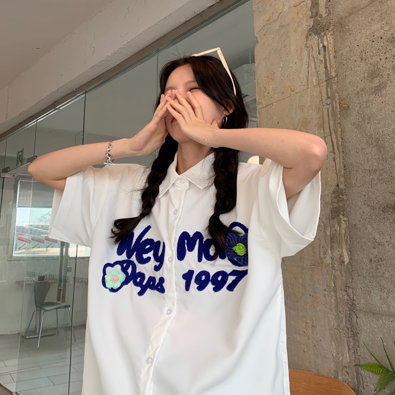 「 WELOVE1 」Áo sơ mi tay ngắn thêu họa tiết hoa phong cách Hàn Quốc cho nam và nữ