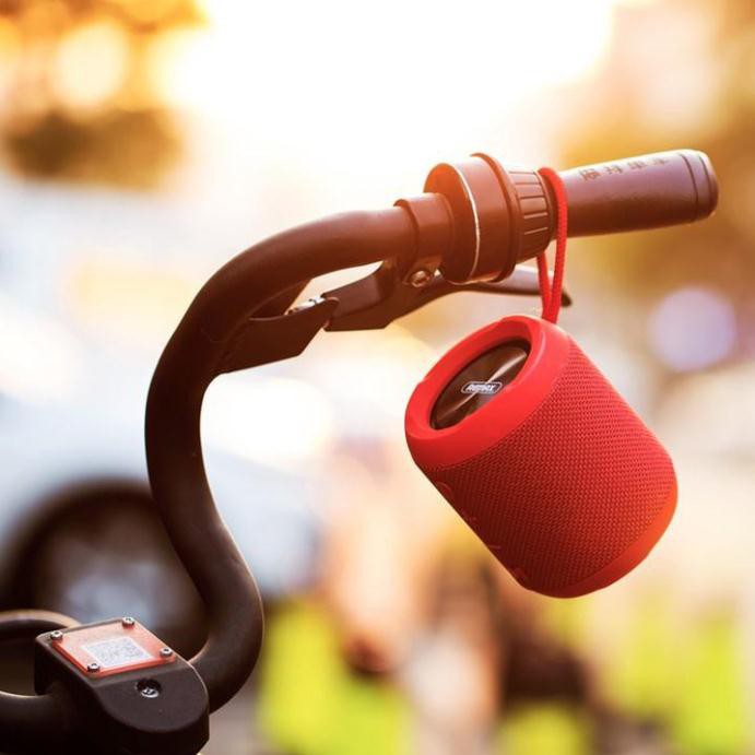 Loa Bluetooth Remax TWS RB-M21 có thể kết nối 2 loa chống nước chuẩn IP5X