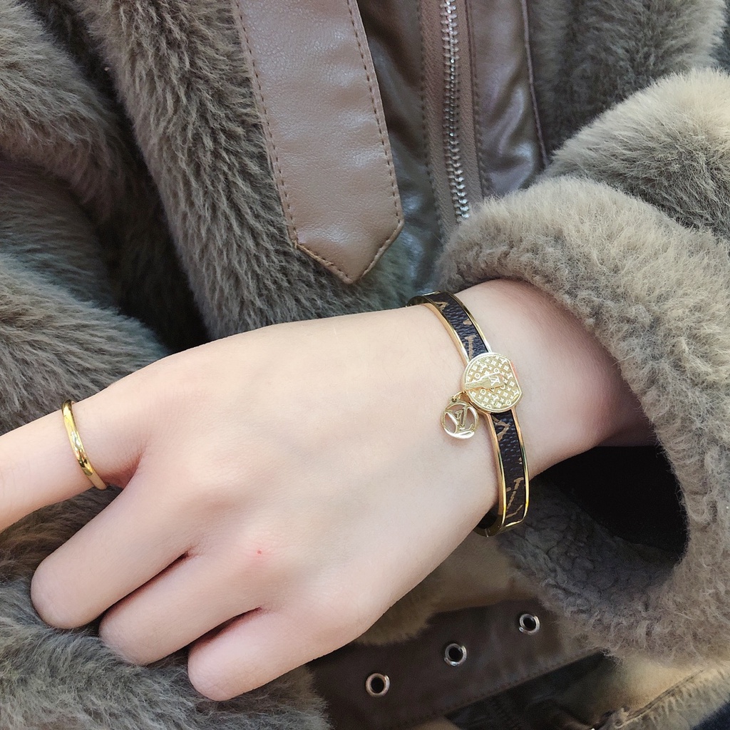 Vòng Tay LV Bằng Thép Titan Nhẹ Khảm Chữ Louis Vuitton Đơn Giản Không Phai Màu Đa Ứng Dụng Sang Trọng Cho Nam Và Nữ
