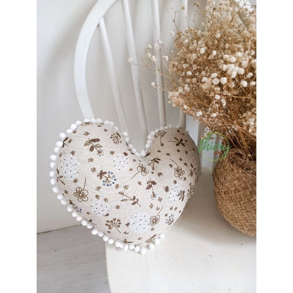 Gối trái tim họa tiết cẩm tú cầu Gối đã nhồi bông 40x40cm. Vải Canvas dày cao cấp.Gối tựa trang trí viền pompom