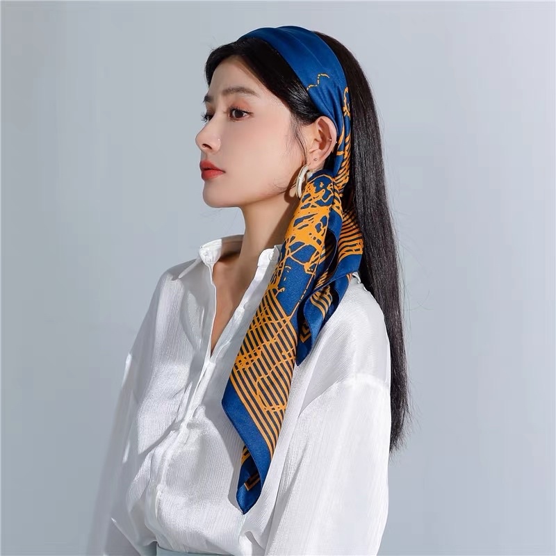 Khăn bandana vải lụa bóng size 90x90cm đa năng in hình chữ D