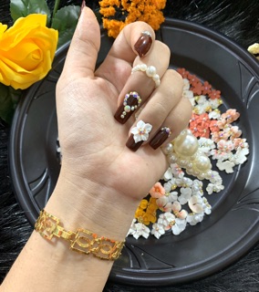 Hoa bột ôm móng