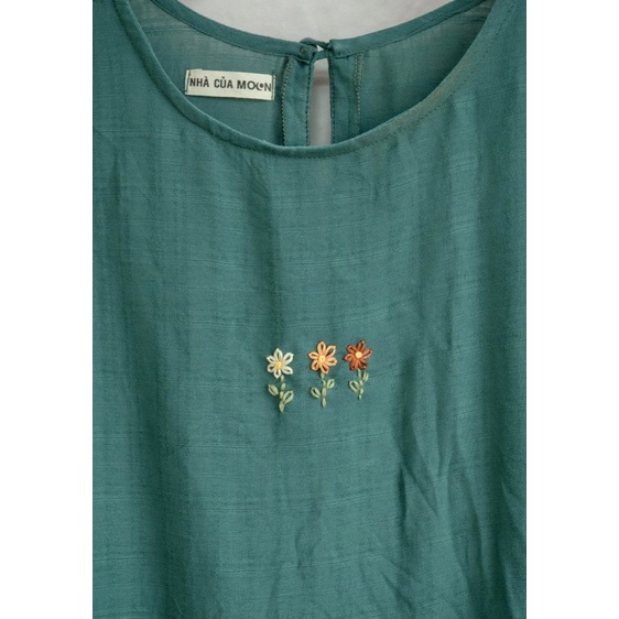Áo sát nách vải đũi nút gỗ thêu tay - Nhà Của Moon