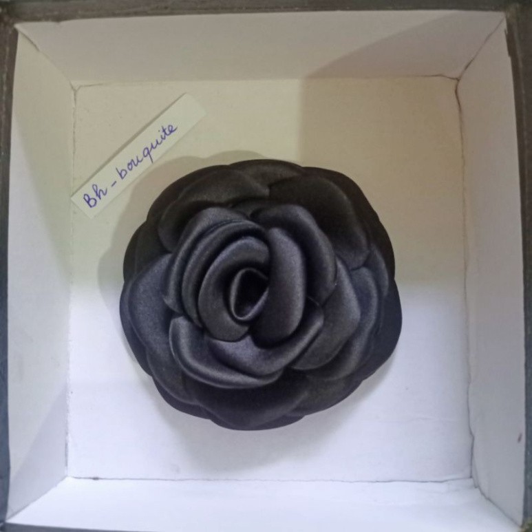 Tag cài áo hoa bằng vải lụa có ghim cài ở sau Bh