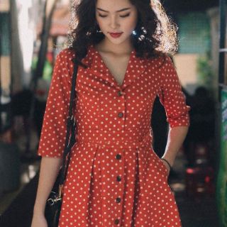 Đầm cổ vest chấm bi