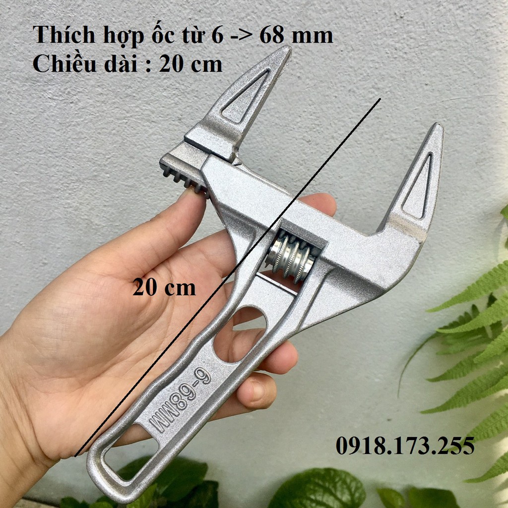 Cờ lê đa chức năng dài 200mm có miệng rộng 68 mm và có thể điều chỉnh.