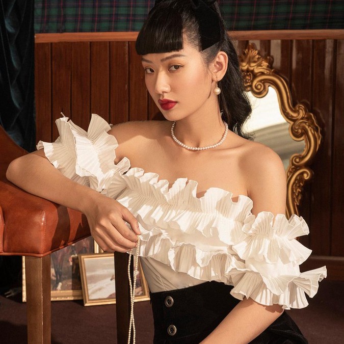 ✑Áo trễ vai, xếp ly bèo nhiều tầng màu trắng xinh xắn