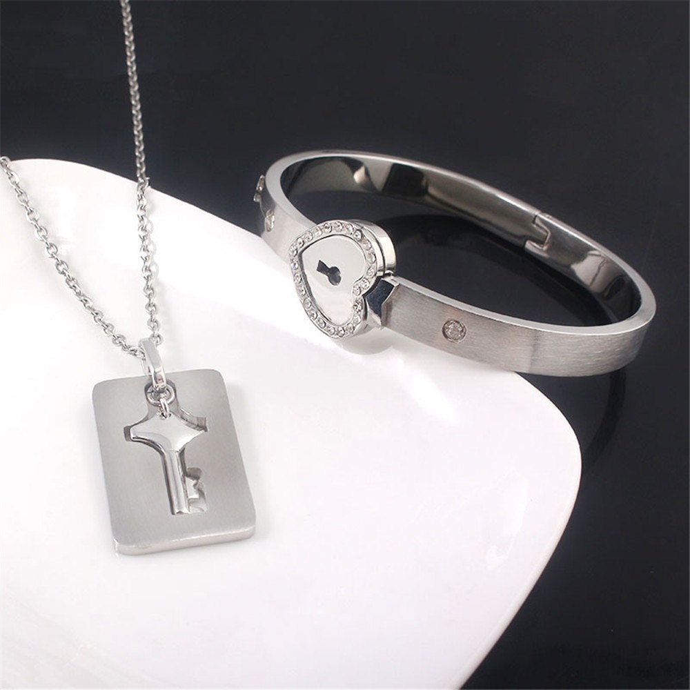 Vòng tay titan ổ khoá