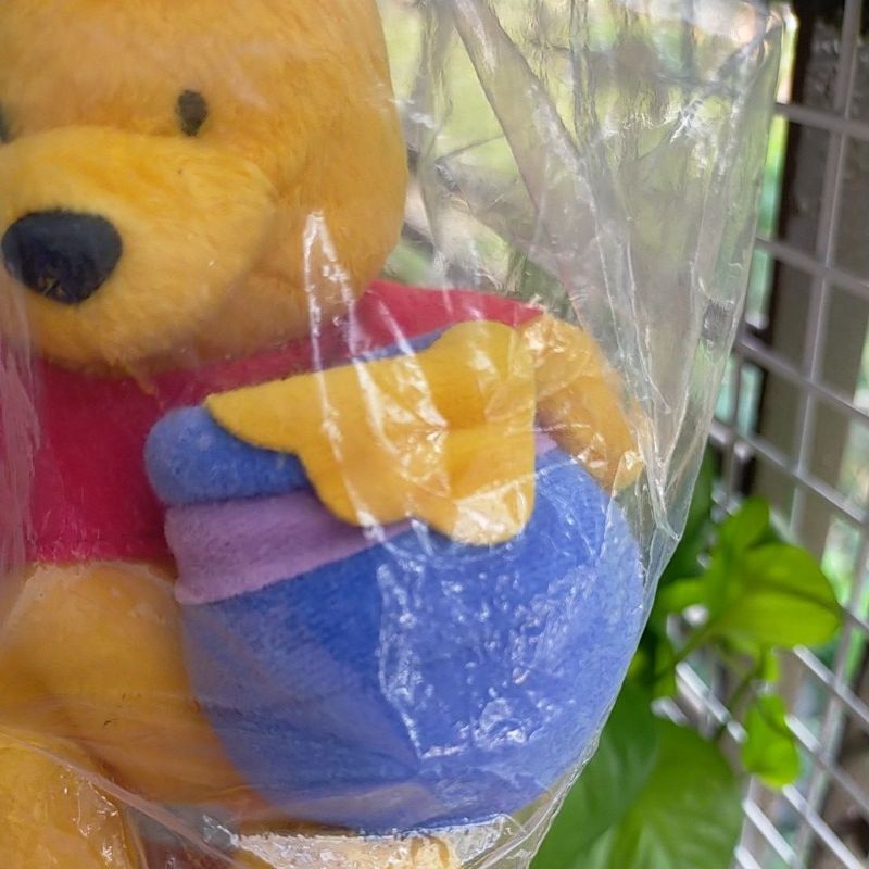 Gấu Pooh ôm hũ mật vải, mũi vải, size 15cm, xù nhẹ, chính hãng Disney 🥰🥰🥰