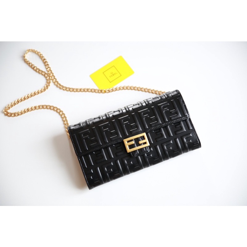 Ví W466-24 Clutch Fendi fullbox tag vàng vân da dập nổi kèm quai xinh Sang